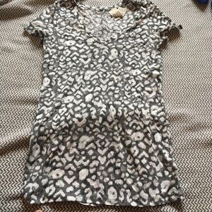 NWT AE Grey and white patterned tshirt
